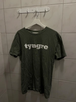Grön t-shirt från Tyngre - Storlek XL
