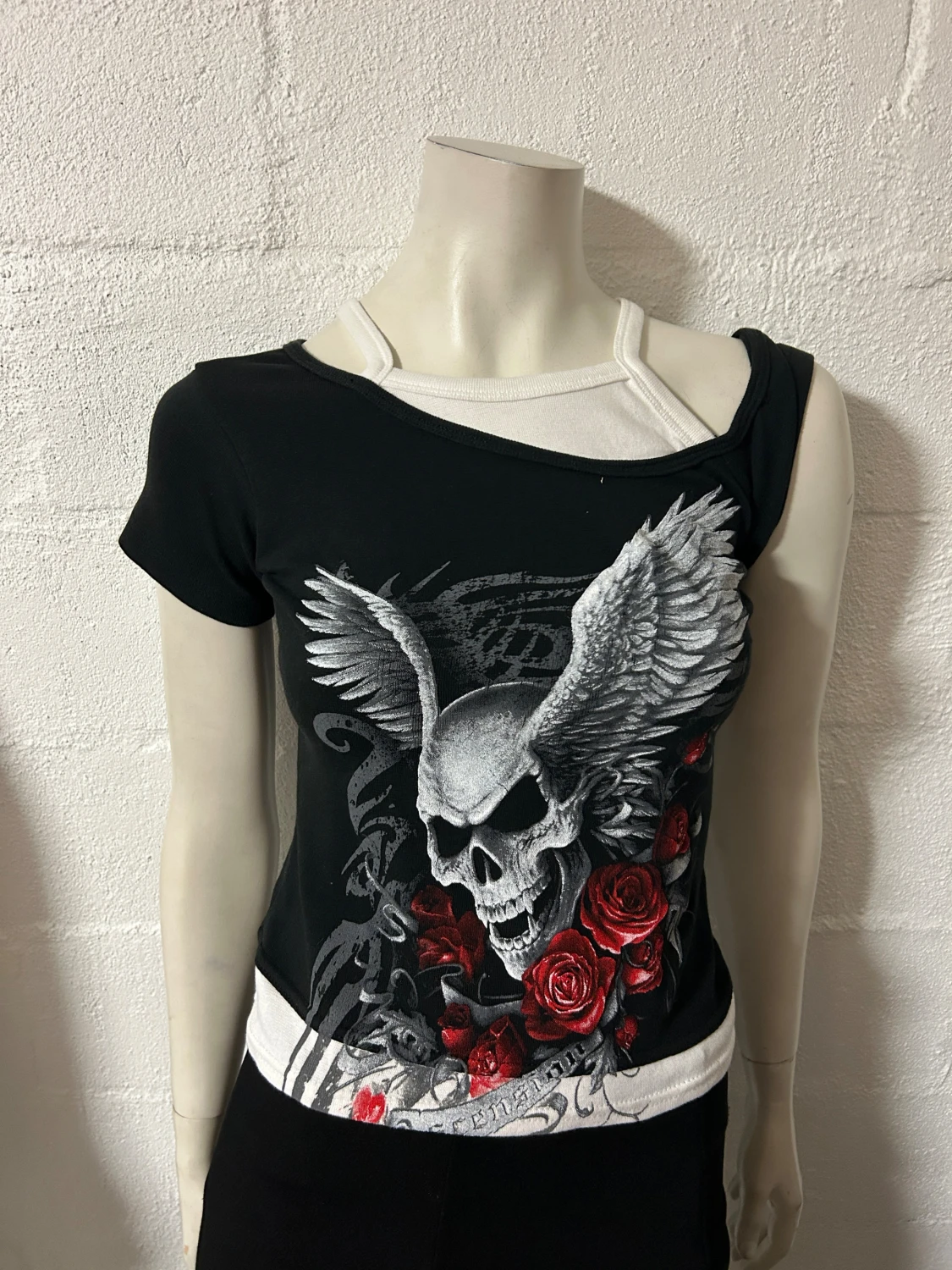 Svart och vit topp med dödskallemotiv