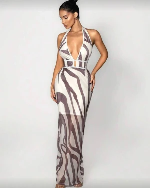 Klänning - Säljer denna fina strandklänning fast i svart, slutsåld på shein och endast använd 1-2 gånger. Skriv för fler frågor eller bilder!