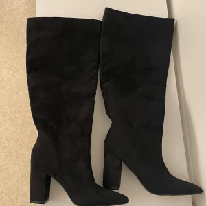 Stövlar   - Wide knee high boots från Nelly, använda en gång❤️ 🌻 nypris 799kr