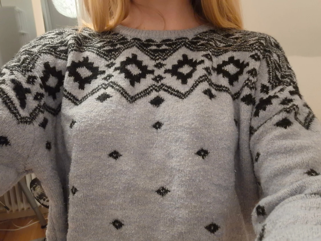 Stickad tröja med mönster - 1