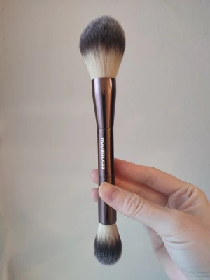 Hourglass Veil Powder Brush - Hourglass Veil Powder Brush. Dubbeländad stor borste. Otroligt mjuk och behaglig. Helt ny! Oanvänd. Ord.pris 880kr.