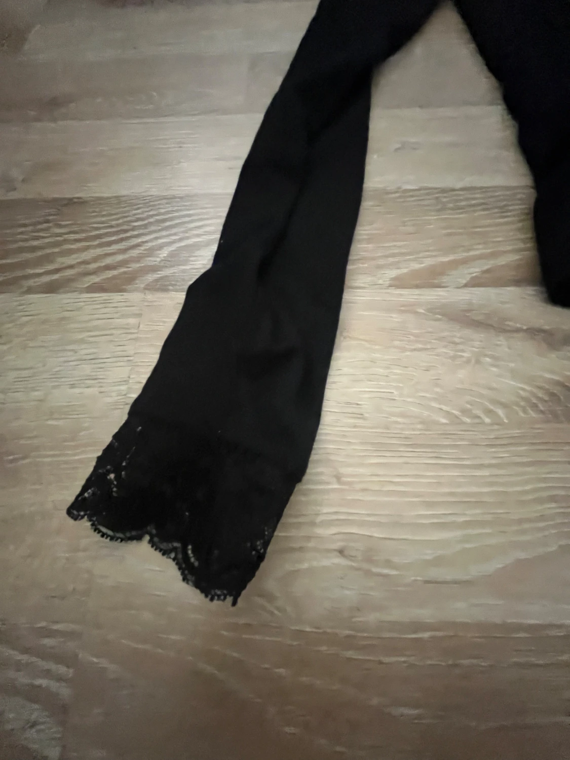 Svart långärmad topp med spetsdetaljer - 3