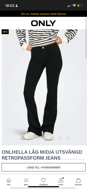 Svarta bootcut jeans från ONLY - Snygga svarta jeans från ONLY med låg midja och utsvängda ben. Köpta för ca 2 månader, INGA defekter och slutsålda på hemsidan. Tyvärr har de blivit lite korta på mig och kommer ej till användning, då jag ärv ca  170 och har långa ben. 