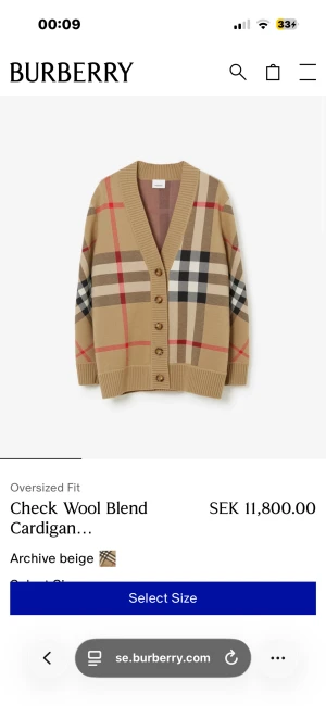 Burberry  skjorta  - Säljer en XS beige skjorta från Burberry i ullblandning med klassiskt rutigt mönster i svart, vitt och rött. Koftan har v-ringning, långa ärmar och knappar framtill. Perfekt för dig som vill ha en ikonisk och chill look.