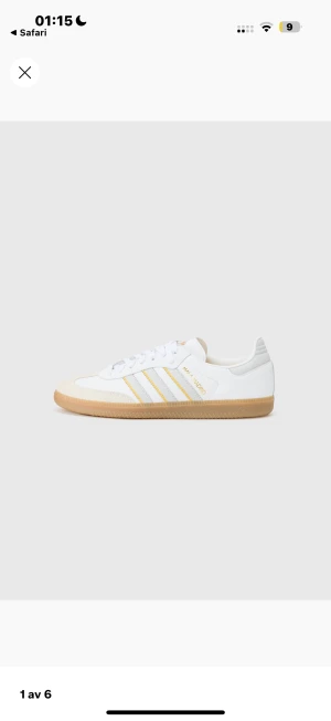 Adidas Real Madrid Samba sneakers - Fräscha Adidas Real Madrid Samba sneakers i vitt skinn med ljusbeige mockadetaljer och klassiska gula ränder på sidorna. Gummisula i naturfärg, snörning och rund tå. Real Madrid-logga på plösen och gul insida för extra stilpoäng. Köpte för 1350kr har använt två gånger.
