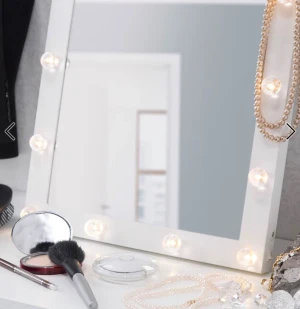 Smink spegel - Nästan aldrig använd. Inget fel på den eller så säljer pga har fått en ny spegel 💕