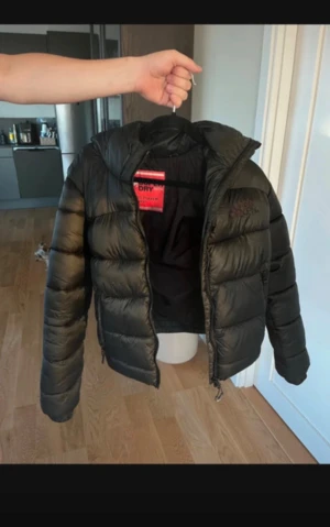 Svart pufferjacka från Superdry - Säljer en svart pufferjacka från Superdry med luva. perfekt för dig som vill ha en varm och stilren jacka. Storlek 40 men är perfekt för mig som har storlek S. Kan gå med på att sänka priset vid snap affär 💕💕skriv om du vill ha mer bilder osv