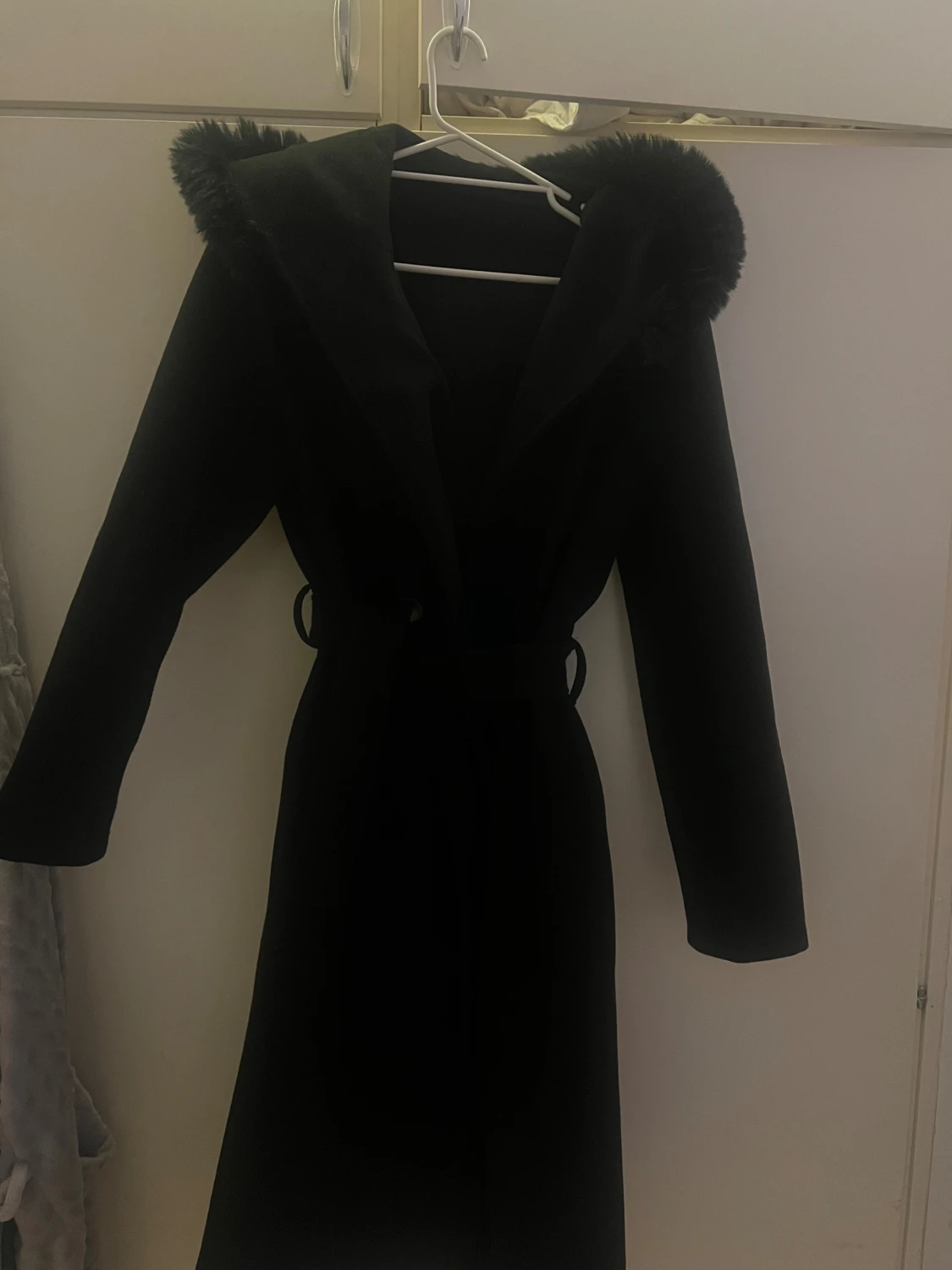 Svart kappa med pälsluva - 1