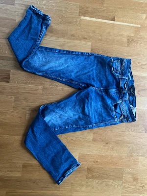 Replay jeans Neill - Säljer fina blå ReplayJeans från Replay modell Neill.  - Normal midja - Smala ben - Regular slim fit - Justerbar midjan - Femficksmodell -Zipgylf och knapp