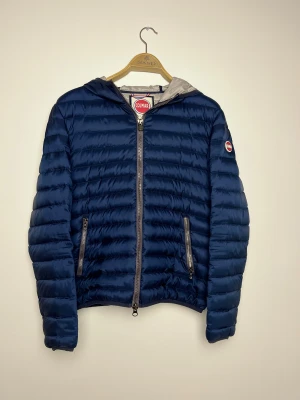 Mörkblå Colmar Jacka - Hej! Säljer nu en riktigt fet Colmar Jacka. Den är i mycket fint skick. Den är i storlek 48 i italiensk storlek, vilket motsvarar M. Perfekt nu till kyligare dagar. Nypris cirka 4000 kr. Hör av dig om du undrar något! Pris kan diskuteras! 