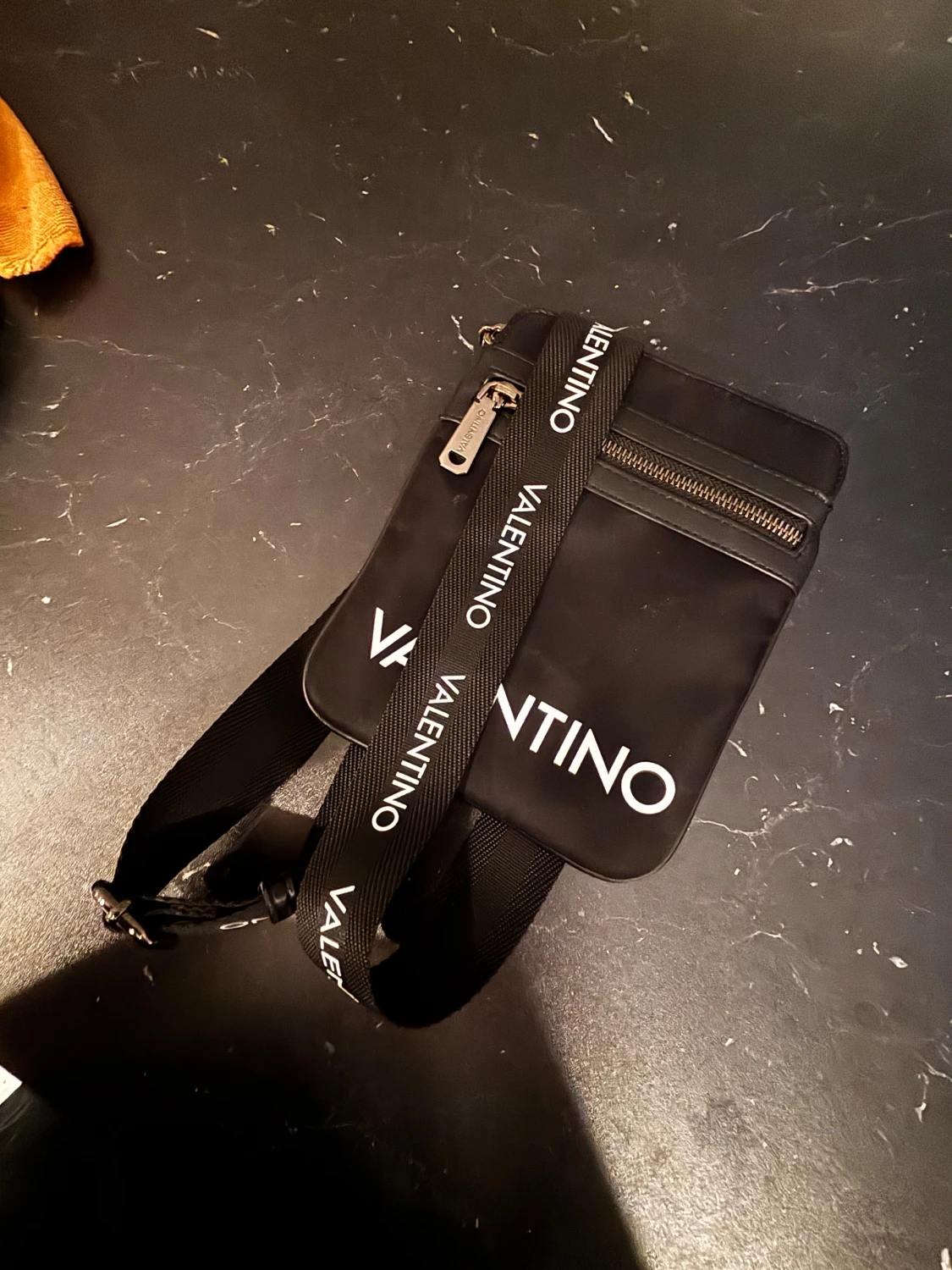 Svart axelväska från Valentino - 1