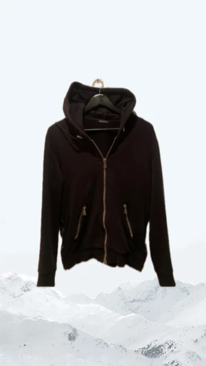 Balmain zip  - Nu är denna as feta Balmain Zippen ute                            Riktigt snygg och passar till allt,                                           Storlek :M.                                                                                 Skick : 8/10.                                   🚨Pris: 1199kr 🚨