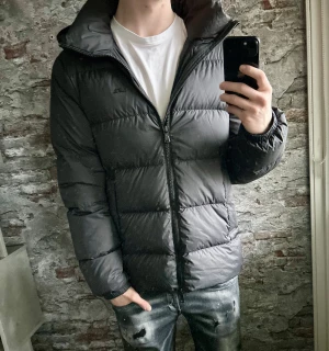 J.lindeberg jacka - Mycket fint skick, inga defekter. Storlek L passar dig som är mellan 185-195cm ungefär(beroende på hur man vill ha för passform). Nypris ca 5000kr. Modellen är 185 cm, 79 kg. Passar bra nu till vintern. Skriv för mer information!🤝