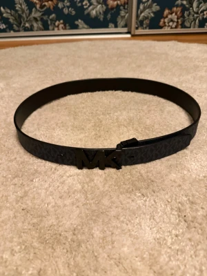 Michael kors bälte - Säljer Micheal kors bälte som är 110 cm| två olika spännen| Kan byta till svart läder eller blått med mönster| låda tillkommer| nypris 1700 kr, pris går att diskutera🤩