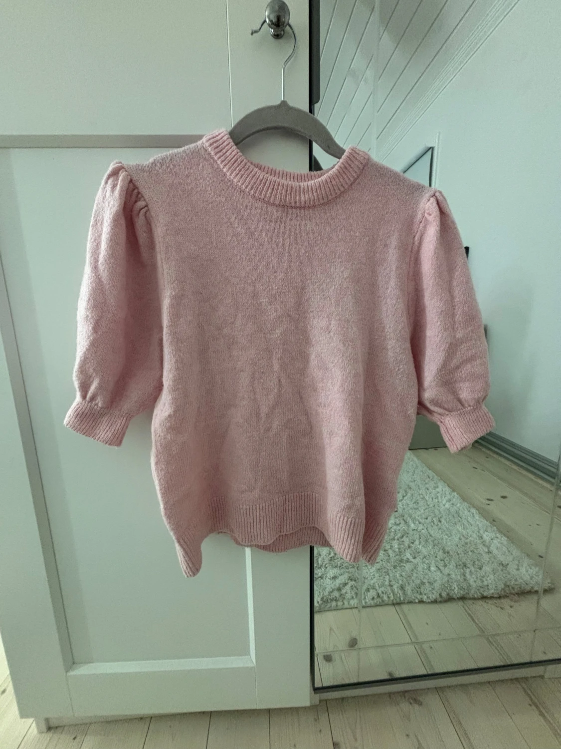 Ljusrosa stickad tröja med puffärm