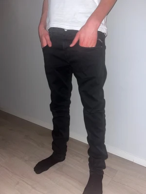 Svarta replay jeans - Lite schysstare mörkare jeans nu inför vinter. Modellen är 182. Skriv vid funderingar. 