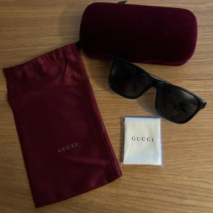 Svarta Gucci Solglasögon - Säljer dessa för jag tröttnat på dem. Väldigt bra skick, inga repor eller annat. Endast använda en sommar. Skriv om ni har funderingar, pris kan diskuteras vid snabb affär.