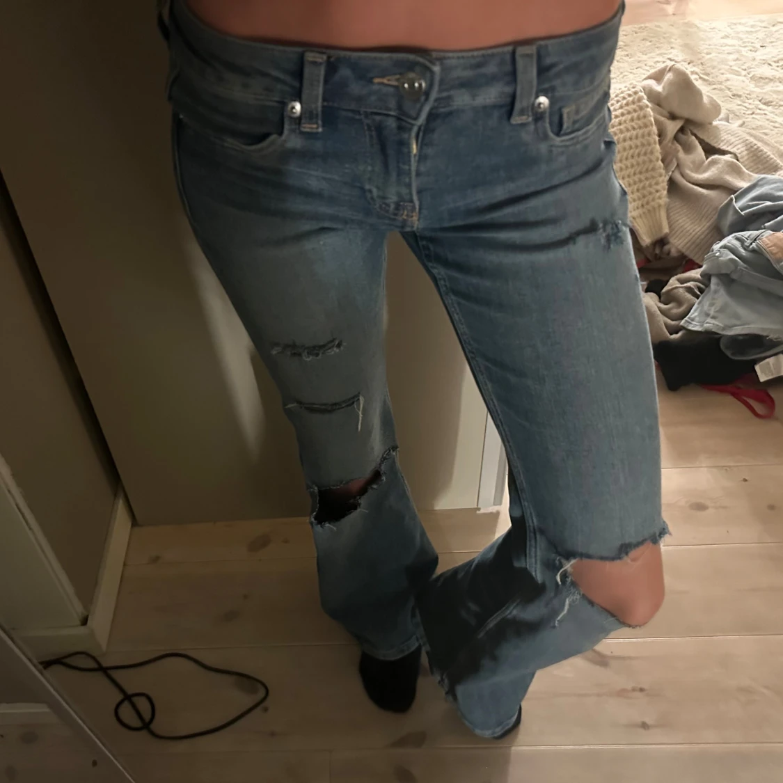Blå bootcut jeans med slitningar - 4