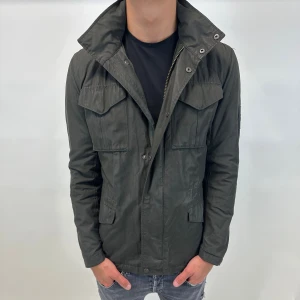 Field jacka - Hej, säljer nu denna riktigt snygga field jackan i storlek M som är perfekt nu till hösten! Skicket är 8/10 Vid minsta lilla fundering så är det bara att höra av sig