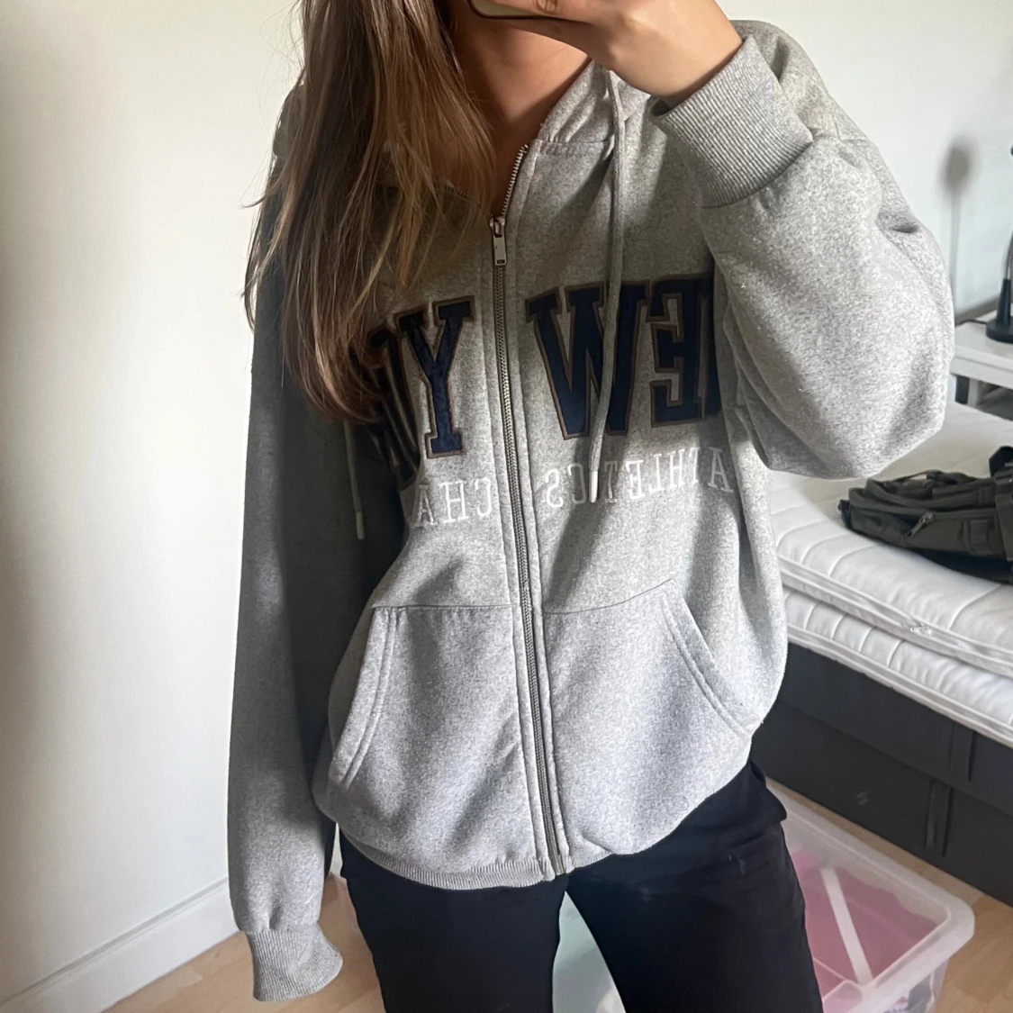 Grå hoodie med New York-tryck