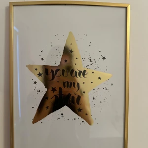 You Are My Star / Little Pink Dress / My Happy Place (posters) - Tre trendiga posters med inspirerande texter och motiv: en guldig stjärna med texten 'You are my star', en glittrig rosa klänning och texten 'Little pink dress', samt 'My Happy Place' i guld. Perfekt för att skapa en peppig och stilren vägg i ditt rum!