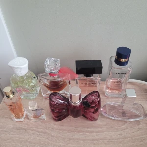 8 stycken parfymer säljes som paket - Säljer en samling med populära parfymer från bl.a. Viktor&Rolf, Narciso Rodriguez, La Rive och, Lancome, Calvin klein, Issey Miyake, NG Perfekt för dig som vill testa olika dofter och hitta din nya favorit. Flera flaskor i snygg design, vissa nästan fulla, andra mindre fulla. Passar dig som gillar att variera din parfym stil. 50,30, 15 ml. Köp tar jag endast emot via vanlig swish, frakten betalar köparen för. Skickas med postnord antingen hem/ombud. Oseriösa köpare besvaras ej. Tack på förhand. 