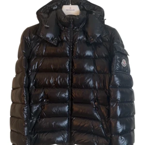 Moncler Bady  - Moncler Bady dam. Storlek 3 passar M-S. Skick super fin. 9/10. Pris 4790kr finns att köpa på våran hemsida, Fashionels.com