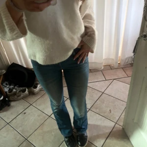 Lee Skinny Boot jeans blå W28 L31 - Säljer ett par blå Lee Skinny Boot jeans med klassisk femficksdesign och snyggt slitna detaljer. Jeansen har bootcut-ben och sitter tajt upptill med en något utsvängd passform nertill. Tillverkade i mjukt denimtyg för en bekväm känsla.