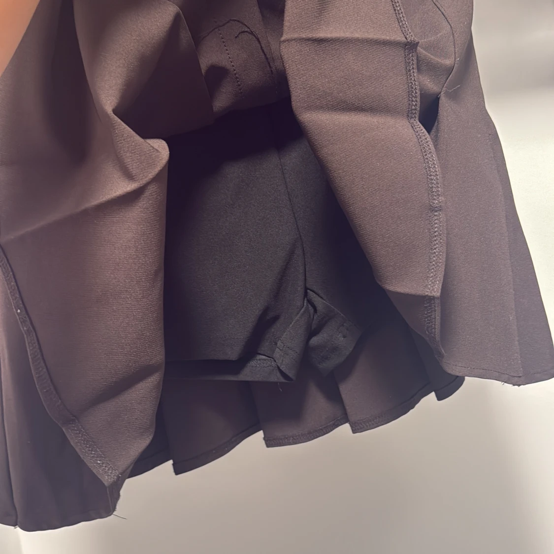 Brun plisserad kjol från Neo Noir - 2