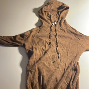 Brun hoodie i ull från Tiger of Sweden - Mysig brun hoodie från Tiger of Sweden i storlek S. Tröjan är tillverkad i mjuk ull, har huva med snörning och långa ärmar. Perfekt för dig som gillar en stilren och avslappnad look. Nu pris på denna tröja är ungefär 2000kr jag lägger ut denna för 350kr