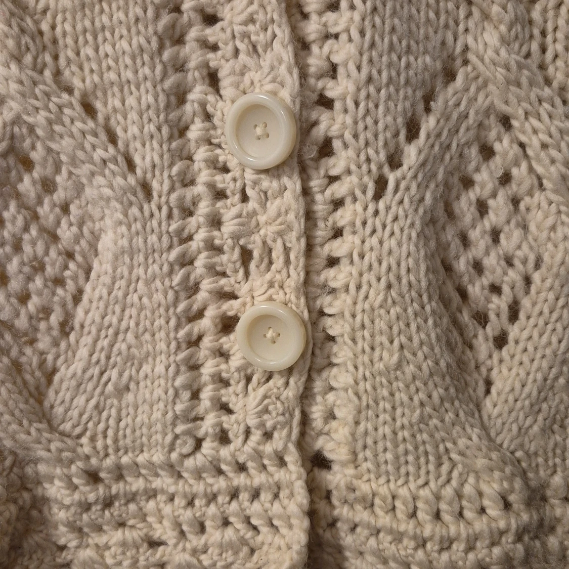 Vit stickad kofta med huva från H&M i ull - 4