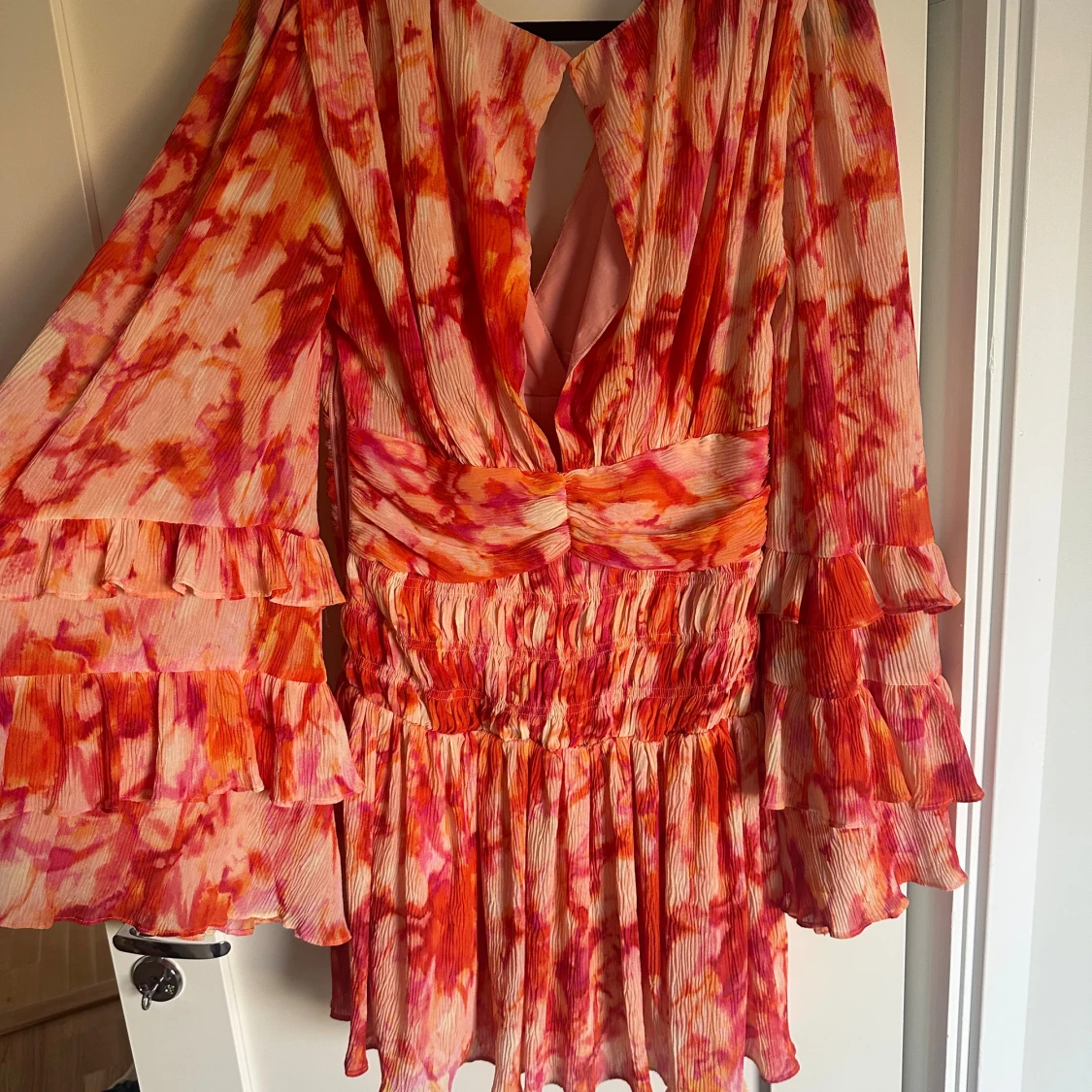 Färgstark kortklänning från NA-KD - 1