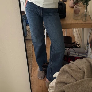 Blå raka jeans med hög midja - Säljer ett par blå jeans med rak passform och hög midja. I super fint skick då dem knapt använts. 