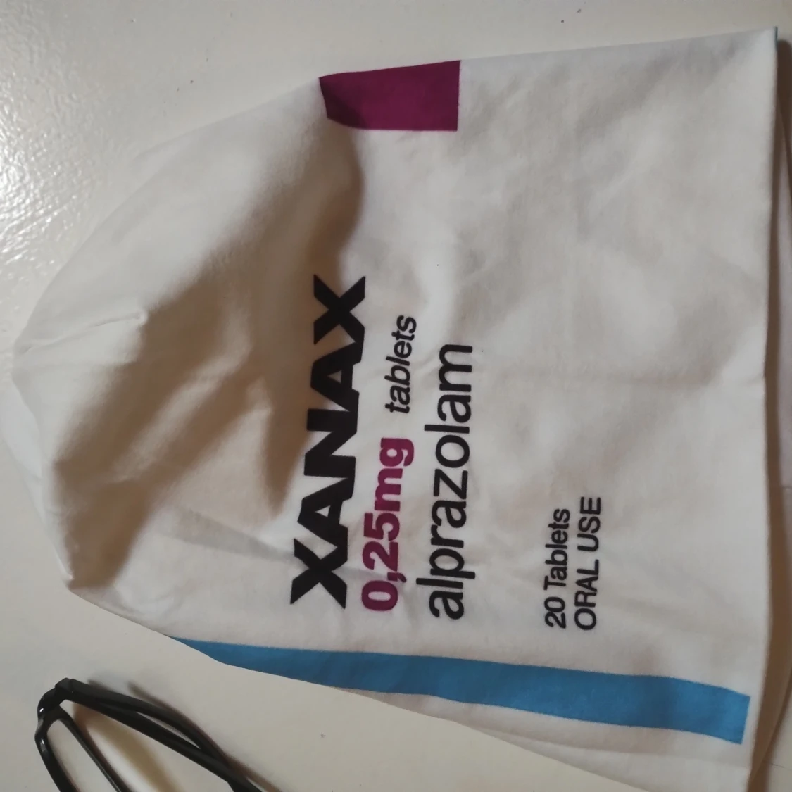 Vit mössa med Xanax-tryck