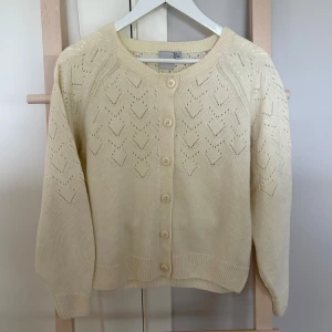 Cremevit kofta med broderi  - Söt cremevit kofta från ICHI, med ”hålmönster”. Koftan har rund halsringning, långa ärmar och stängs med matchande knappar framtill.       Storlek S💕Använd men i bra skick 