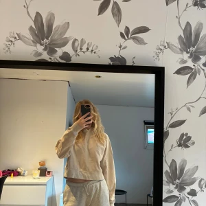 Beige hoodie - Beige hoodie från H&M Divided i storlek XS. Tröjan har en croppad passform, huva och långa ärmar. Tillverkad i mjuk bomullsblandning, perfekt för chill dagar. Enkel och stilren design utan tryck eller detaljer. Jätte skön och fin men tycker tyvärr den är för kort på mig!