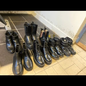 Svarta boots och kängor i skinn - Flera par svarta boots och kängor i. Ett par har leopardmönstrad detalj vid skaftet. Perfekta för höst och vinter, med både platt sula och grövre yttersula. Bland annat ett par dr.martins. Från storlek 36-38