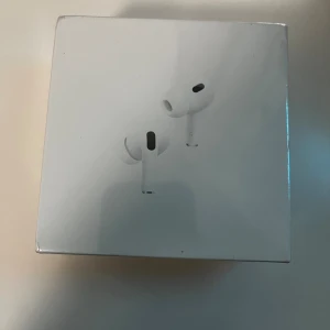 AirPods Pro (2nd generation) MagSafe USB-C - Helt nya Apple AirPods Pro (2nd generation) med MagSafe-laddningsetui (USB-C). Oöppnad originalförpackning. Aktiv brusreducering, transparensläge och adaptiv EQ för bästa ljudupplevelse. Perfekt för både musik och samtal. Ingen synlig skada på förpackningen.