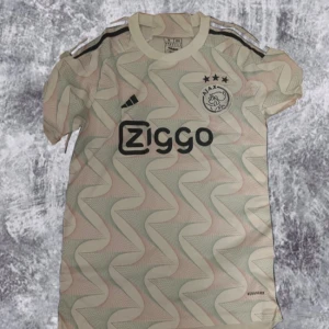 Ajax Tisha  - Snygga Ajax fotbollströja i storlek m men utan tryck på ryggen 