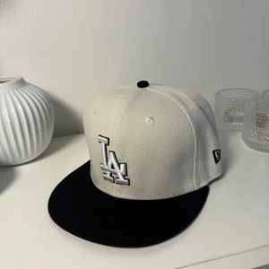 Svart och Vitt LA Keps - Säljer en svart och vitt LA Keps