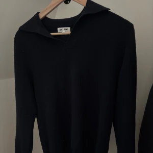 Mörkblå kashmirtröja från Soft Goat - Mjuk mörkblå långärmad tröja från Soft Goat i kashmir. Tröjan har en klassisk krage och en stilren, enkel design som passar perfekt till många olika looks. Superbekväm och lyxig känsla tack vare det fina materialet. Storlek s. 100% kashmir ull. Skriv i dm för bud.