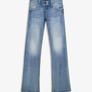 Low waist blå bootcut jeans - Snygga blå jeans med bootcut-modell och ljus blå. De är low waist. Använt en gång. Nypris 399kr
