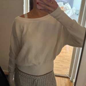 Vit stickad tröja  - Säljer en vit stickad tröja från bikbok med bred ribbad mudd i midjan och vid ärmsluten. Använd ca 2 gånger. I strl M, men passar mig som är S i vanliga fall!