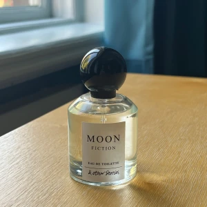 & Other Stories Moon Fiction EdT  - Moon Fiction från & Other Stories, 50 ml. Säljer pga felköp, endast använd några gånger. Fruktig doft med bergamott, lime, ingefära, persika, ambroxan, sandelträ och sötad mysk. Perfekt för dig som gillar fräscha dofter!