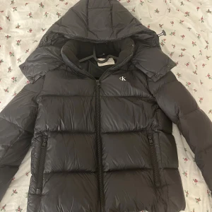 Vadderad vinterjacka  - Short puffer jacket. Dun- och vadderad jacka, värmer väldigt bra på vintern. Storleken är L men passar mig som är s. Skulle säga att den sitter som storlek m. 