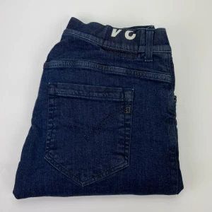 Dondup jeans  - Snygga mörkblå jeans från George med klassisk femficksdesign och knappgylf. Jeansen har en rak passform och är tillverkade i mjukt denimtyg som känns bekvämt hela dagen. Perfekta för dig som gillar en enkel och stilren look.