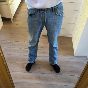Filippa K jeans – slim fit med vintagekänsla 👖 - Slim fit jeans i 31/34 med naturligt sliten look. Ett litet hål vid ficka + liten fläck – men väldigt snygga ändå. 🧵 Bra kvalitet & passform 💸 179kr – fyndläge! 📦 Fraktas snabbt!