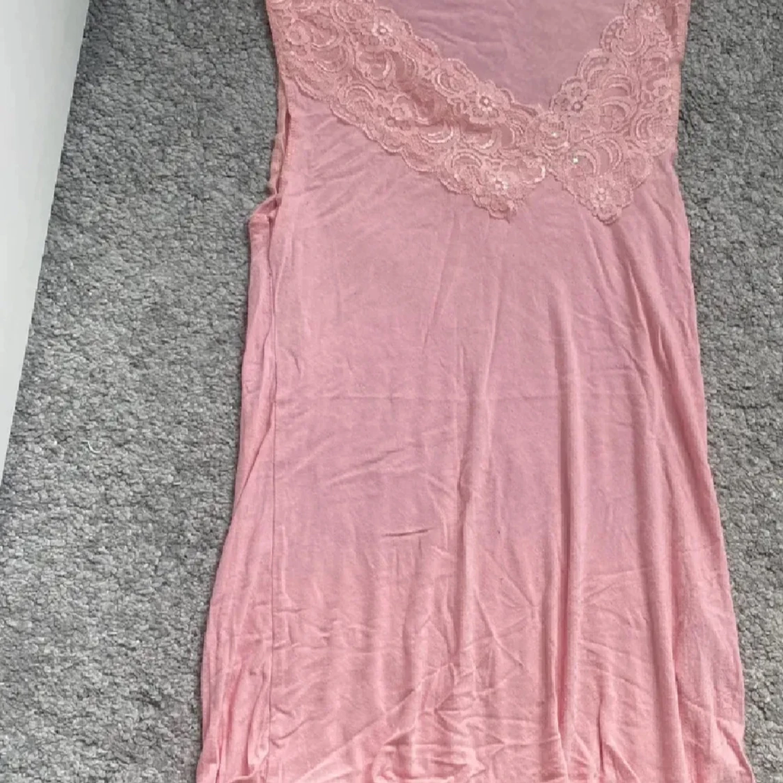 Rosa linne med spets från ONLY