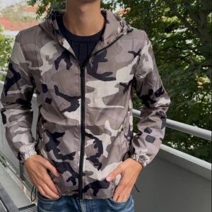 Camo windbreaker/höstjacka - Utförsäljning! Säljer en snygg vind/höstjacka från Lindfors i camoflage mönster med dragkedja och huva. Perfekt för de kyligare vädret nu efter sommaren, alla storlekar från XS,S,M och L samt att alla jackor är helt nya med orginal plasten kvar för endast 189kr✅